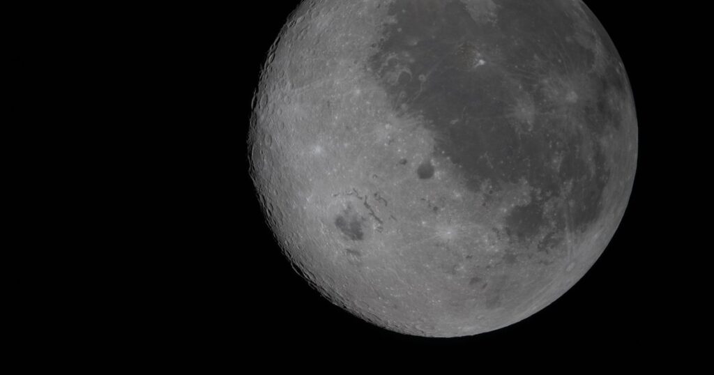 Nasa divulga primeira imagem do lado oculto da Lua; veja como é