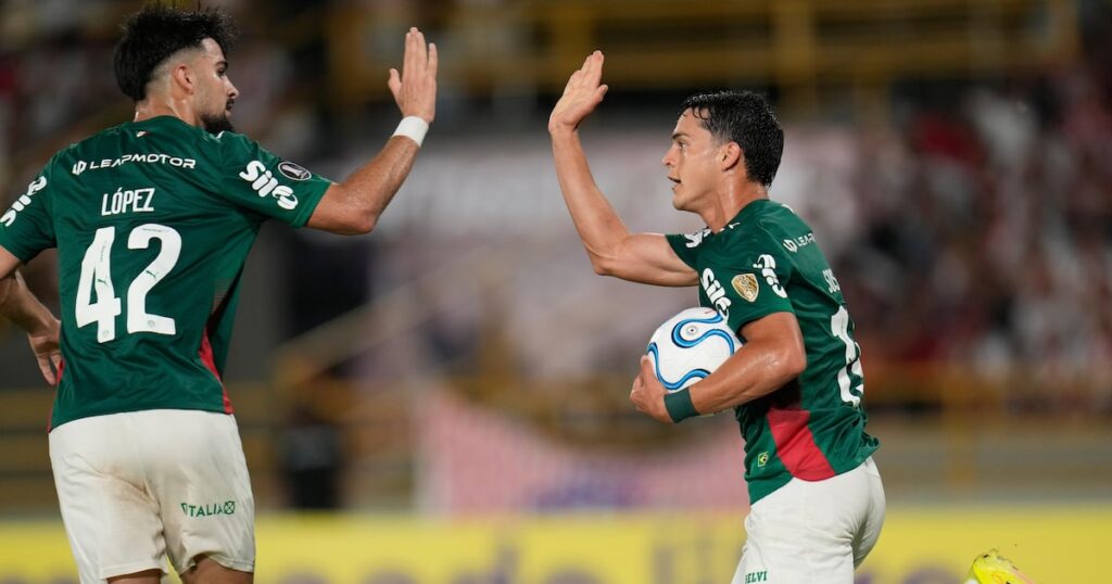 Palmeiras sofre com campo ruim e fica só no empate com Junior Barranquilla em jogo truncado