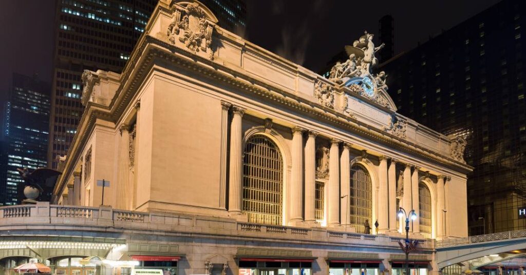 Suspeito de esfaquear três pessoas é baleado por ação policial em estação central de NY