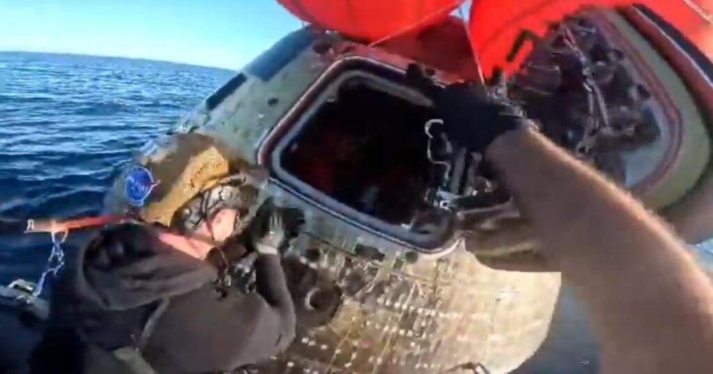 Vídeo mostra o momento em que astronautas da Artemis II são retirados da cápsula