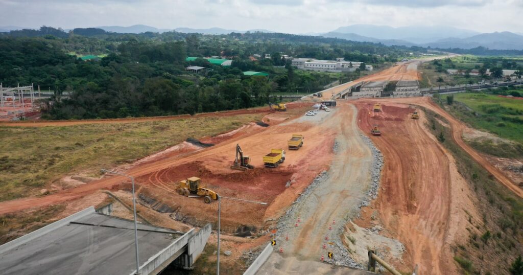 Análise econômica da suspensão de contratos de obras públicas de engenharia