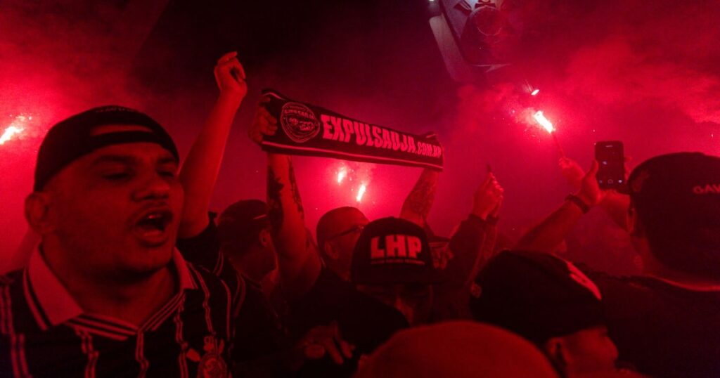 Andrés Sanchez é expulso do Corinthians e torcida comemora nos arredores do Parque São Jorge