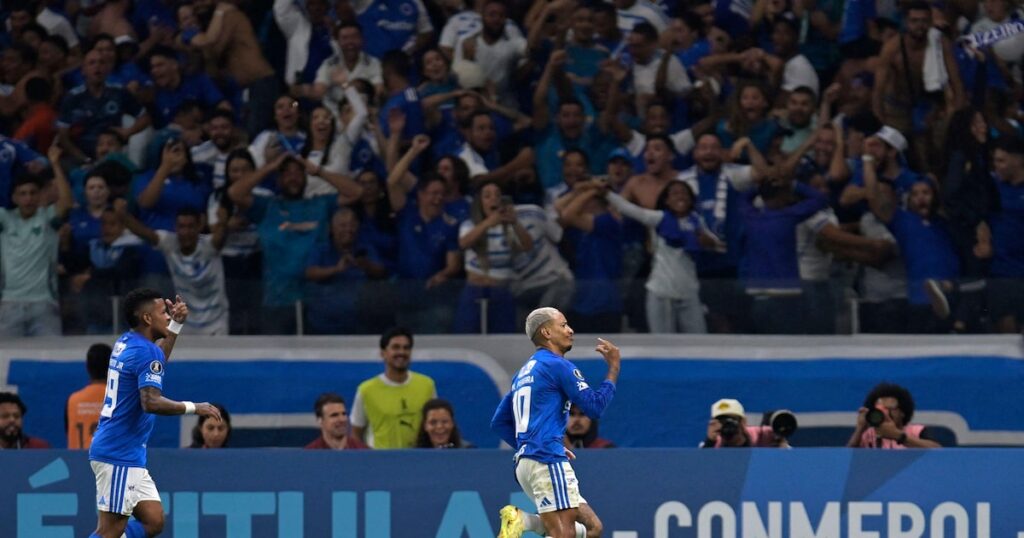 Cruzeiro goleia Barcelona no Mineirão em classificação tranquila às oitavas da Libertadores