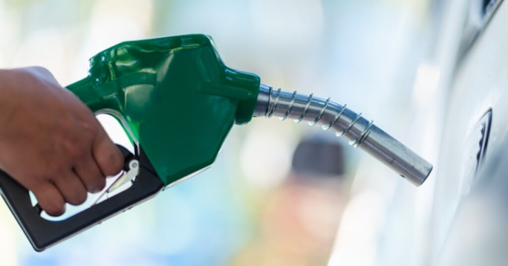 Governo Lula publica decreto com subsídio de R$ 0,44 por litro da gasolina