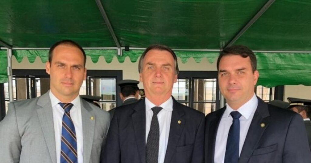 Moraes envia à PGR pedido de abertura de investigação sobre ligação de Vorcaro com Eduardo e Flávio