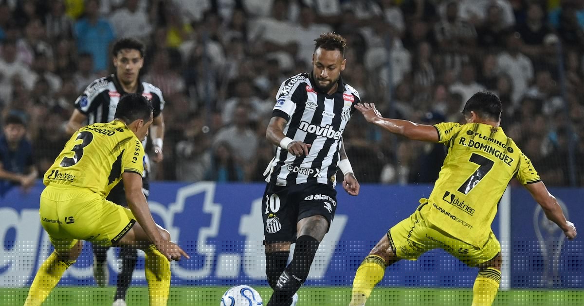 Neymar faz gol, sela paz com Robinho Jr, mas vê Santos só empatar na Sul-Americana