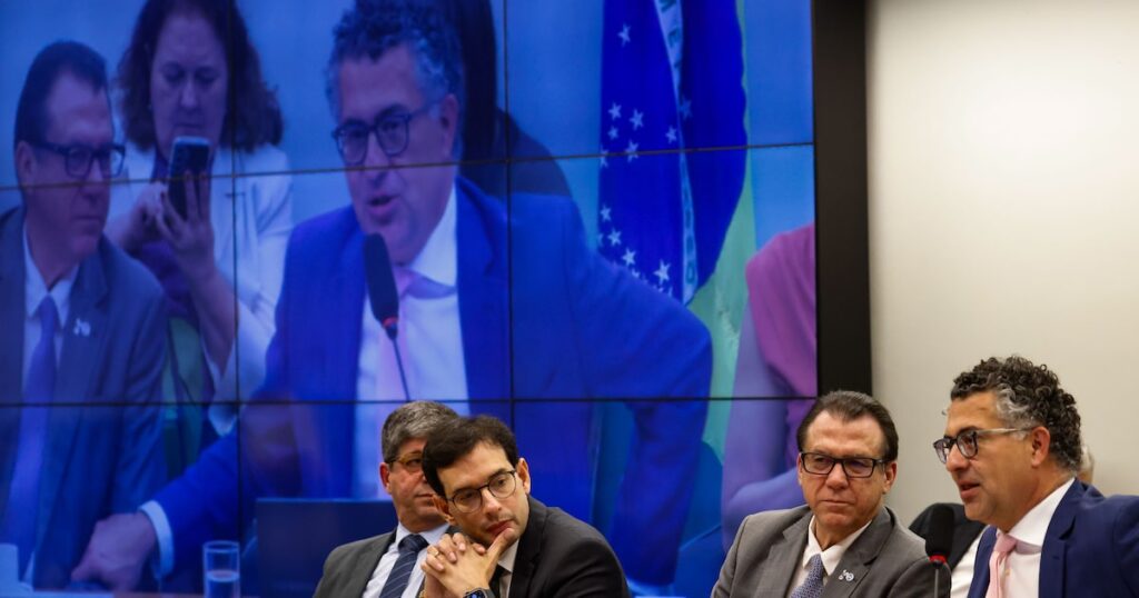 Sem acordo sobre transição, relatório da PEC do fim da escala 6x1 é adiado para próxima segunda