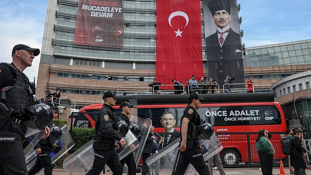 Vídeo. Turquia: polícia lança gás lacrimogéneo para entrar na sede do CHP
