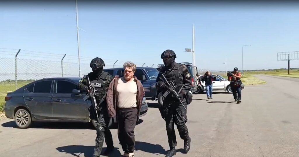 Vídeo mostra chefe do PCC embarcando para o Brasil após ser capturado na Bolívia; veja