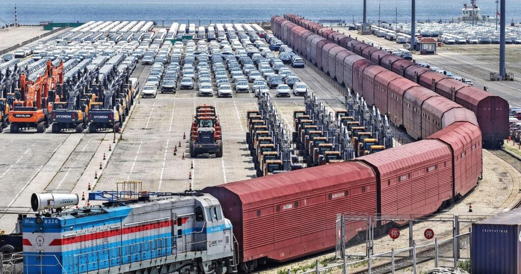 Atividade industrial da China volta a crescer em junho