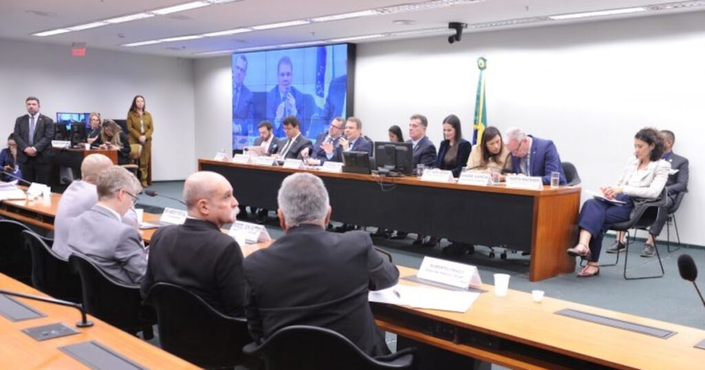 CCJ da Câmara adia votação de PEC da redução da maioridade penal