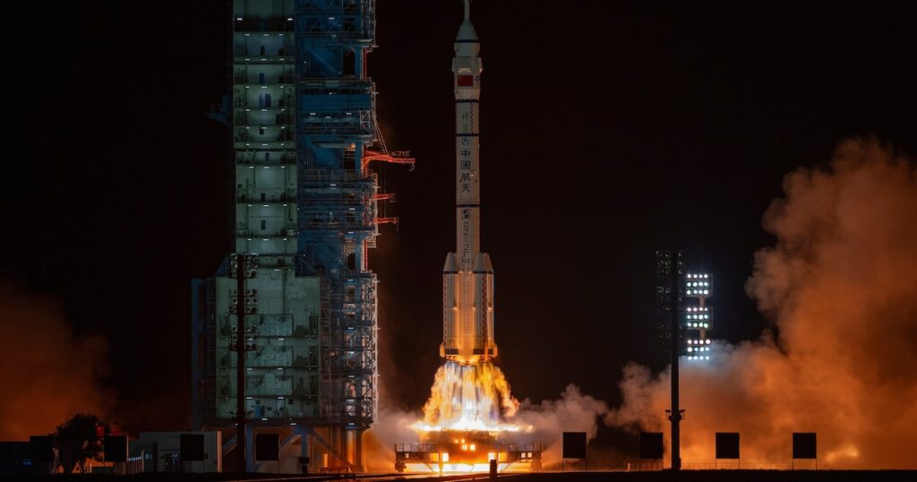 China lança missão Shenzhou-23 com astronauta que ficará um ano no espaço