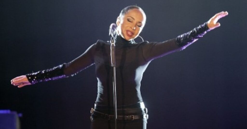 Como Sade Adu, avessa a aparições públicas, virou tendência entre os jovens