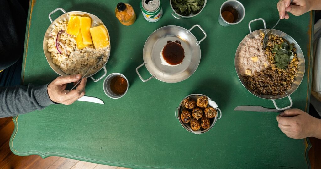 Como seres humanos escolhem pratos em restaurantes