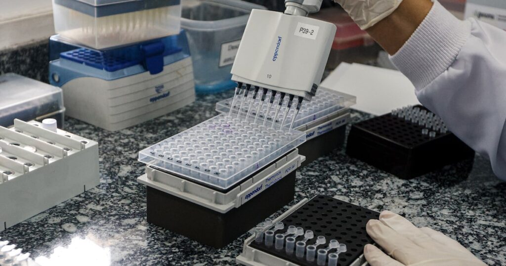 Como um cientista que ajudou na vacina da covid agora é acusado de contrabando de material biológico