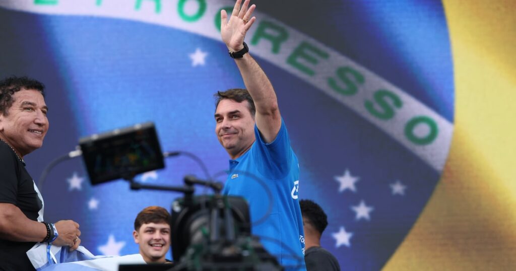 Comunicação da campanha de Flávio Bolsonaro vive disputas internas em meio a baixa nas pesquisas