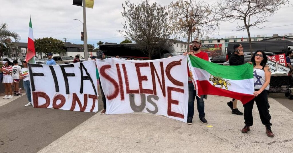 Iranianos protestam contra regime dos aiatolás na porta de estádio nos EUA