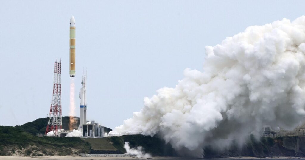Japão lança foguete com seis satélites a bordo; veja vídeo