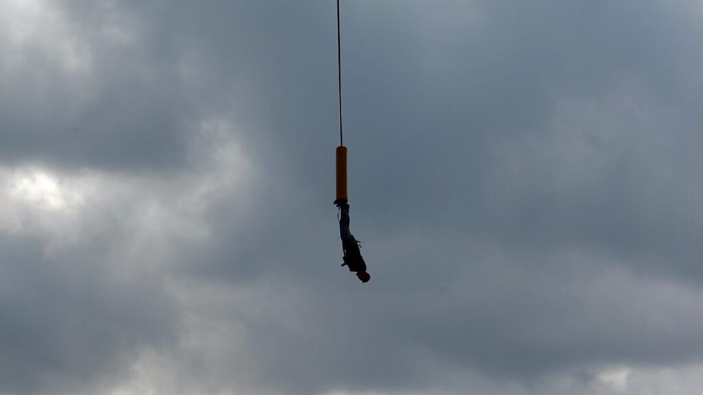 Jovem de 21 anos morre após falta de corda de segurança em salto de “Rope Jumping” no Brasil