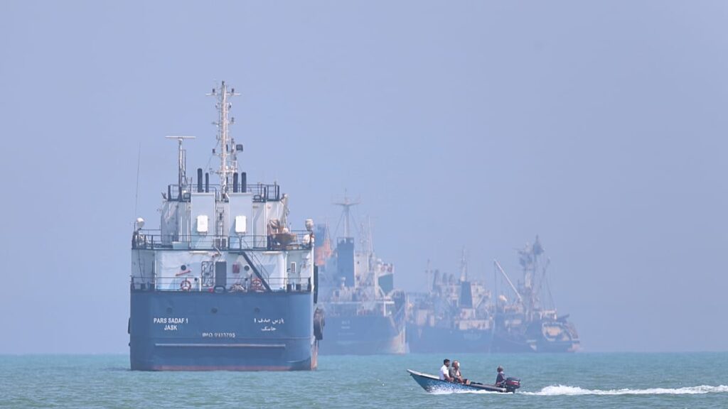 Navio de carga atingido no estreito de Ormuz após avisos do Irão