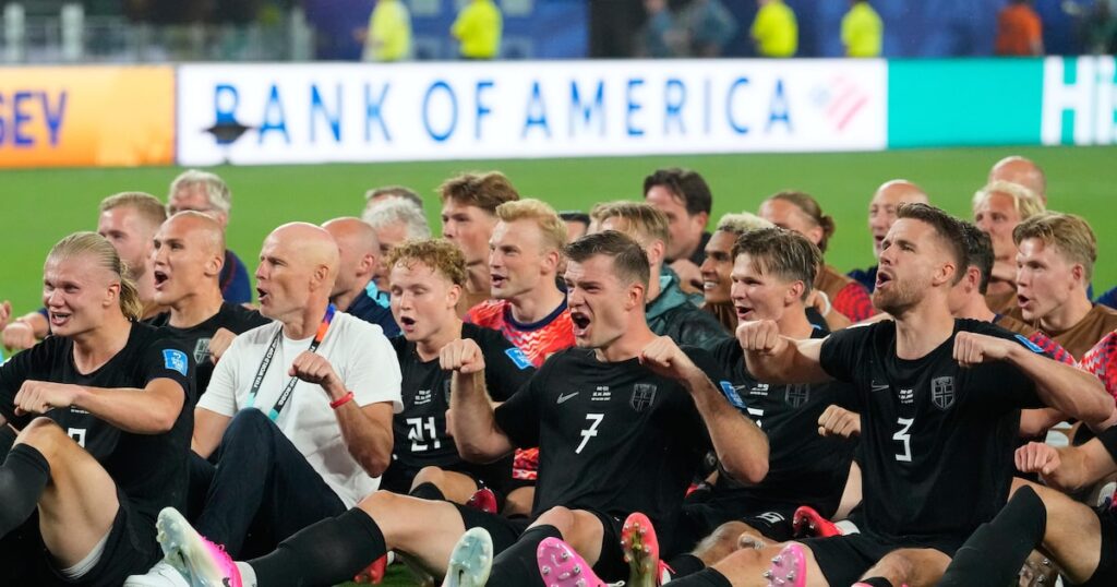 Noruega faz ‘remada viking’ com a torcida após vencer Senegal e avançar para a segunda fase da Copa