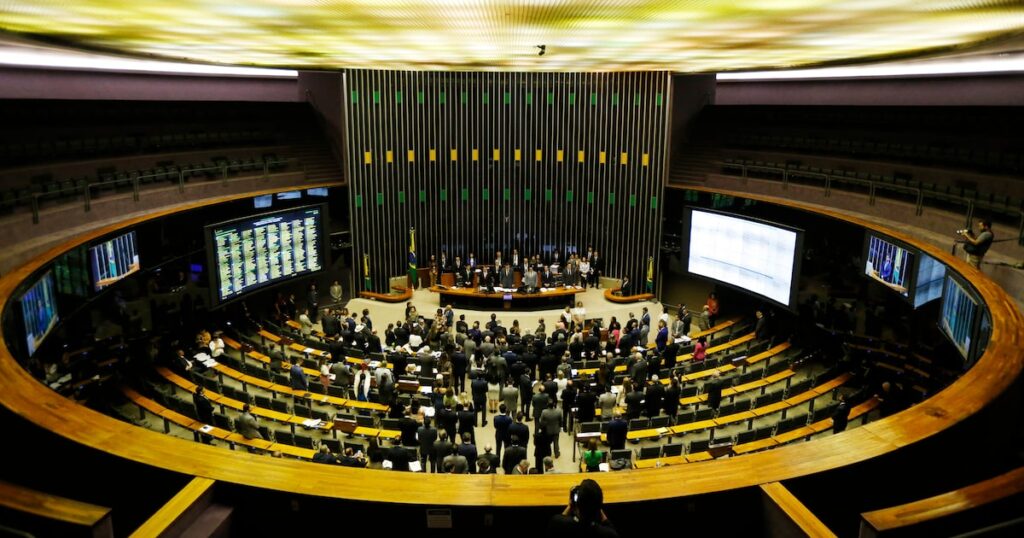 Os parlamentares precisam entender que País não pode jogar R$ 60 bi pela janela todo ano com emendas