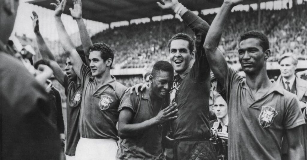 Pelé na Copa de 1958: além de camisa, mais um item do acervo do Rei do futebol vai a leilão