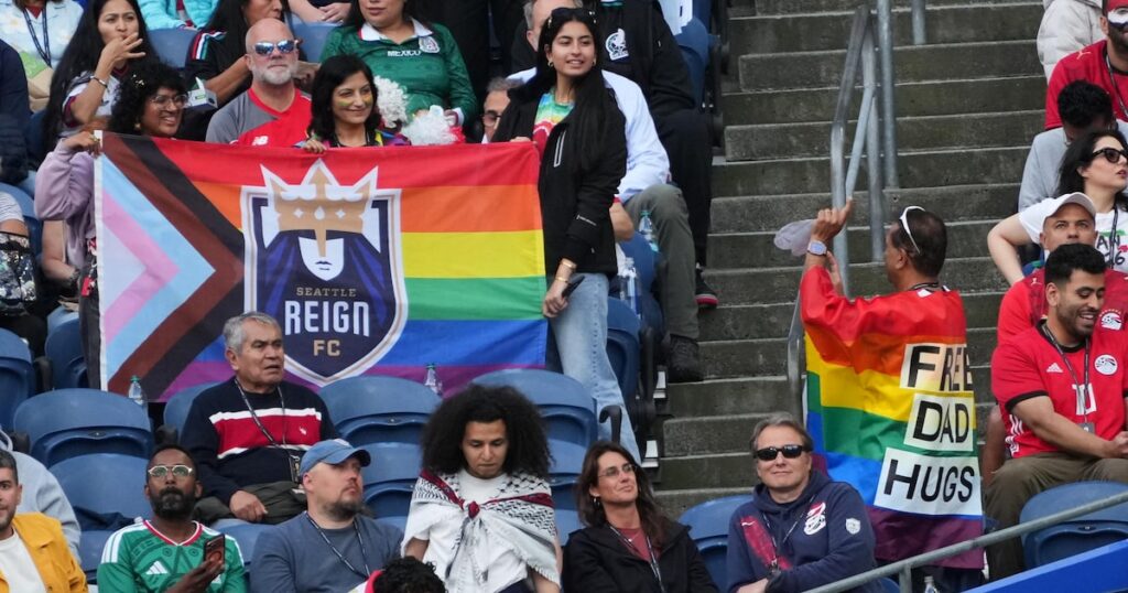 Torcedores vão à partida entre Egito e Irã na Copa com bandeiras LGBTQIA+ após liberação da Fifa