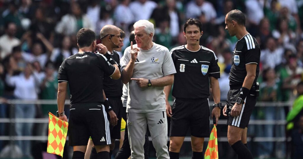 Treinador sul-africano na Copa questiona expulsão e critica Wilton Pereira Sampaio: ‘Exagerada’