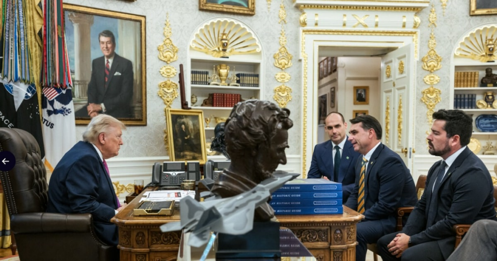 Trump elogia Flávio Bolsonaro em meio a novo tarifaço dos EUA a produtos brasileiros