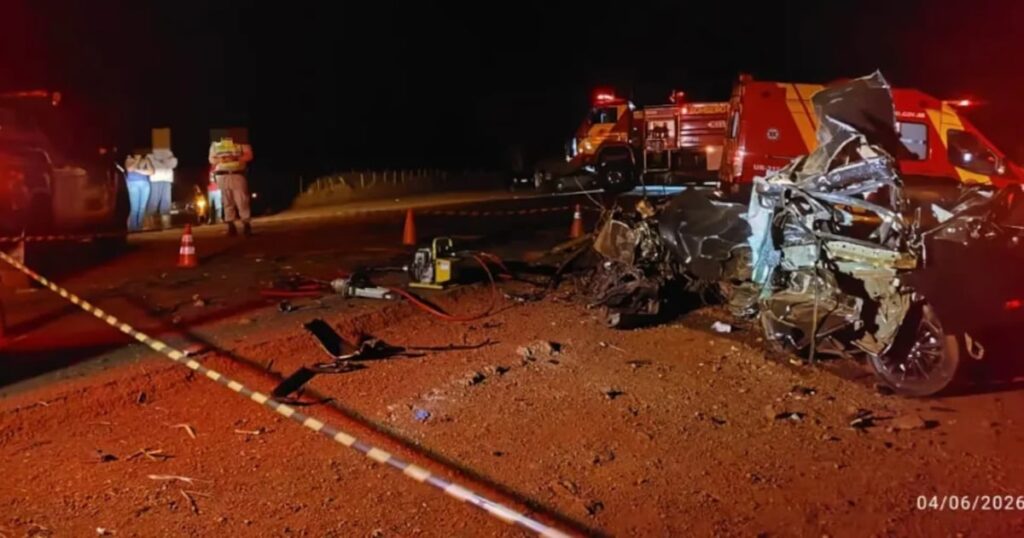 Vereador, esposa e filho morrem em colisão de carro com caminhão no interior de Goiás