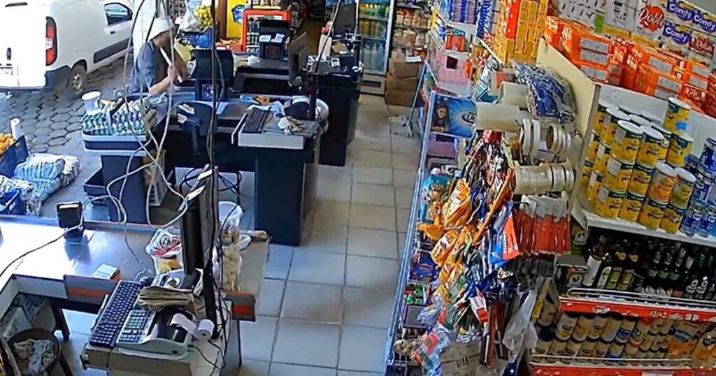 Vídeo: homem assassina mulher em casa, sai às ruas com facão e mata mais três pessoas em MG