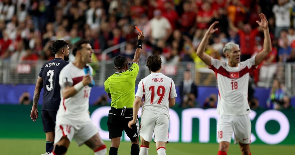 ‘Lei Vini Jr.’ é aplicada pela primeira vez na Copa do Mundo, e paraguaio é expulso contra a Turquia