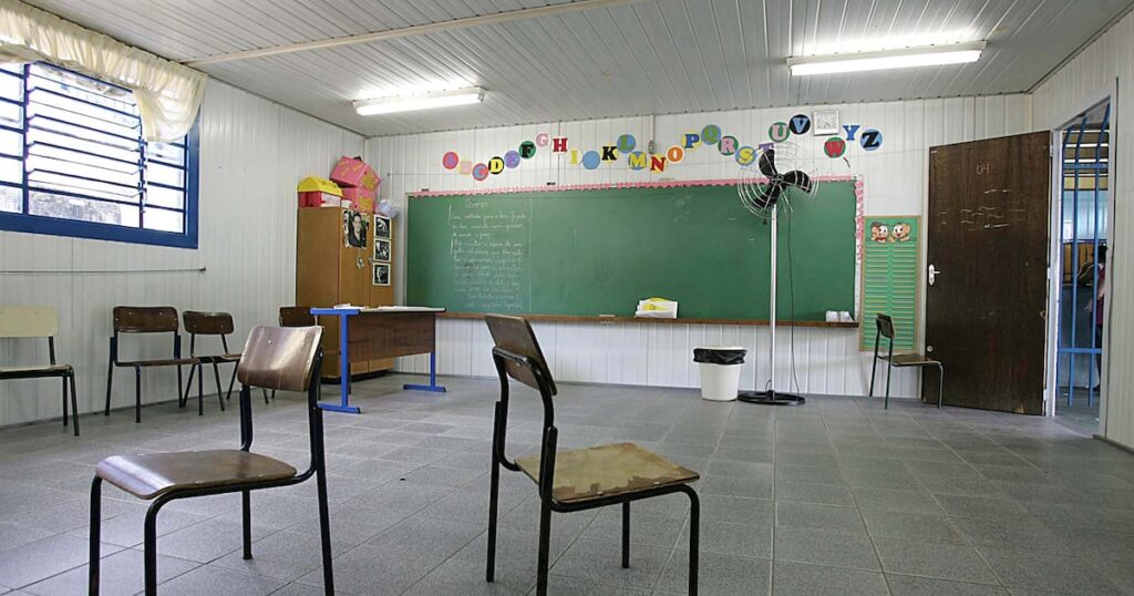 Brasil tem 64 milhões de jovens e adultos fora da escola sem educação básica, diz estudo