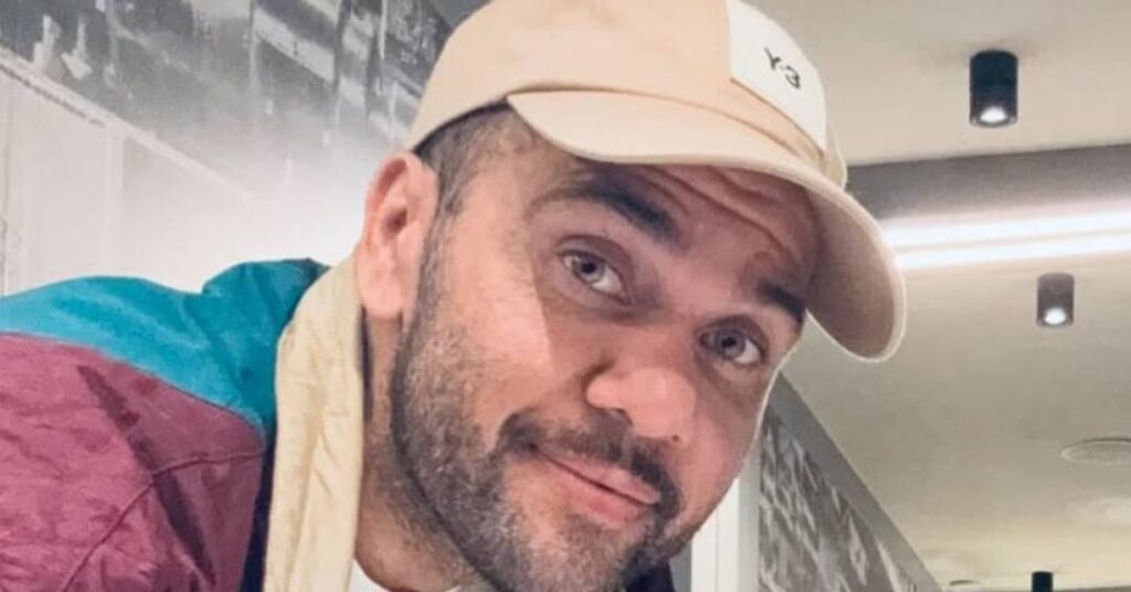 Em culto, Daniel Alves compara felicidade na prisão à do futebol