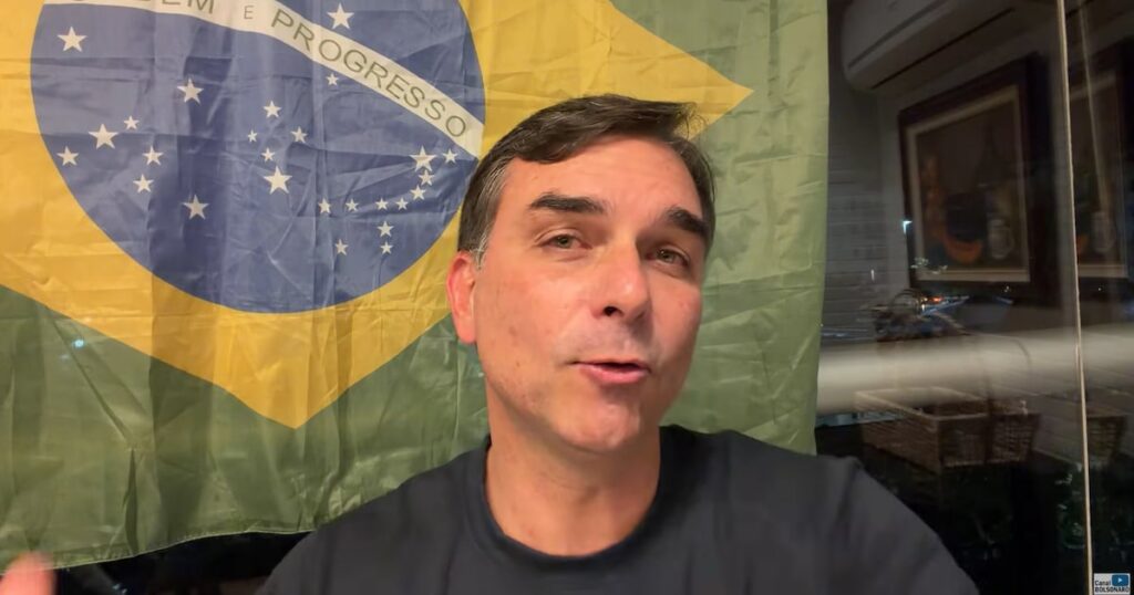 Flávio Bolsonaro pede desculpas, elogia Michelle e diz que briga familiar é explorada pela esquerda