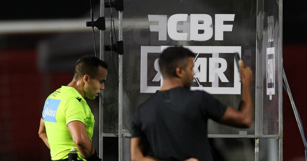 Os 2 erros e 1 acerto de Alex Stefano em Vitória x Palmeiras pelo Brasileirão