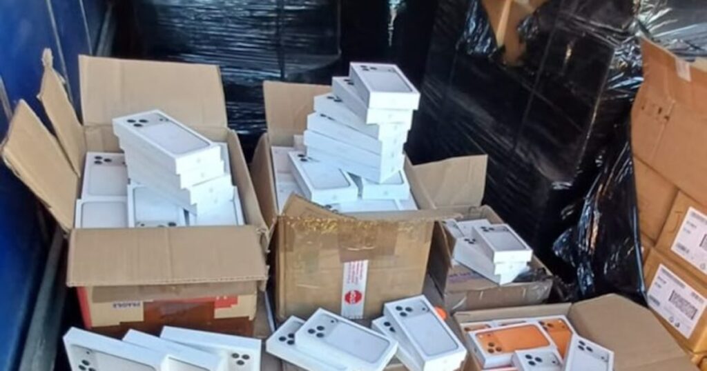 PRF apreende carga de R$ 20 milhões que inclui iPhones e celulares da linha Galaxy