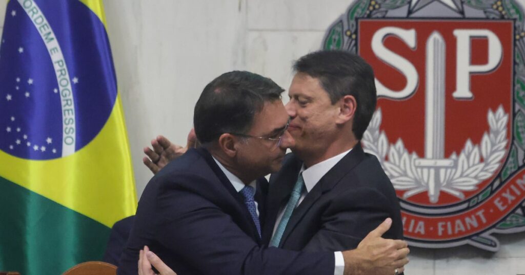 Por que Tarcísio tem pouco incentivo para entrar de cabeça na campanha de Flávio Bolsonaro