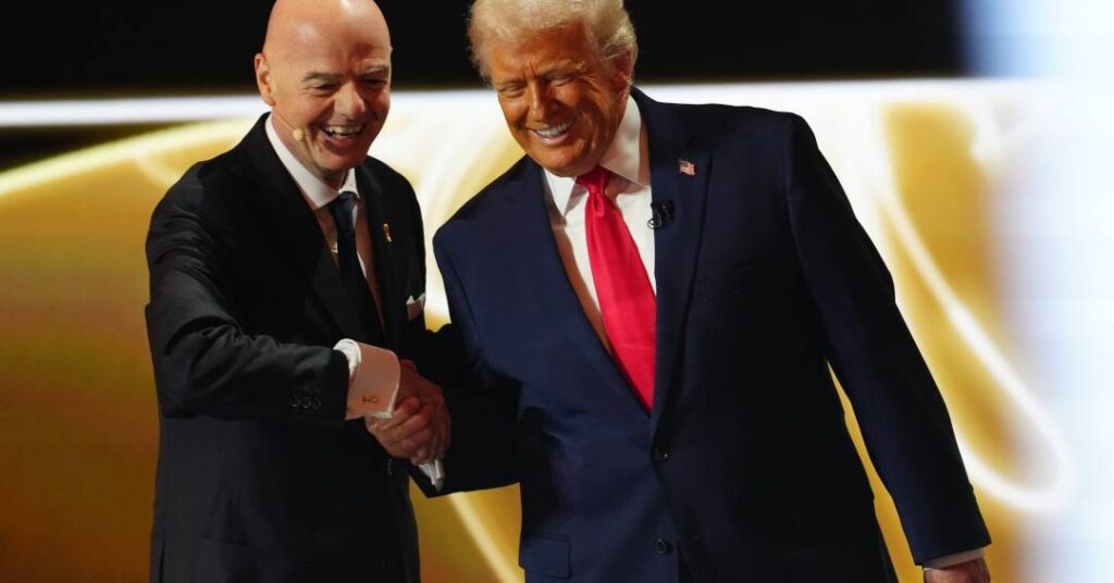 Trump responde à suspensão do cartão vermelho do artilheiro dos EUA