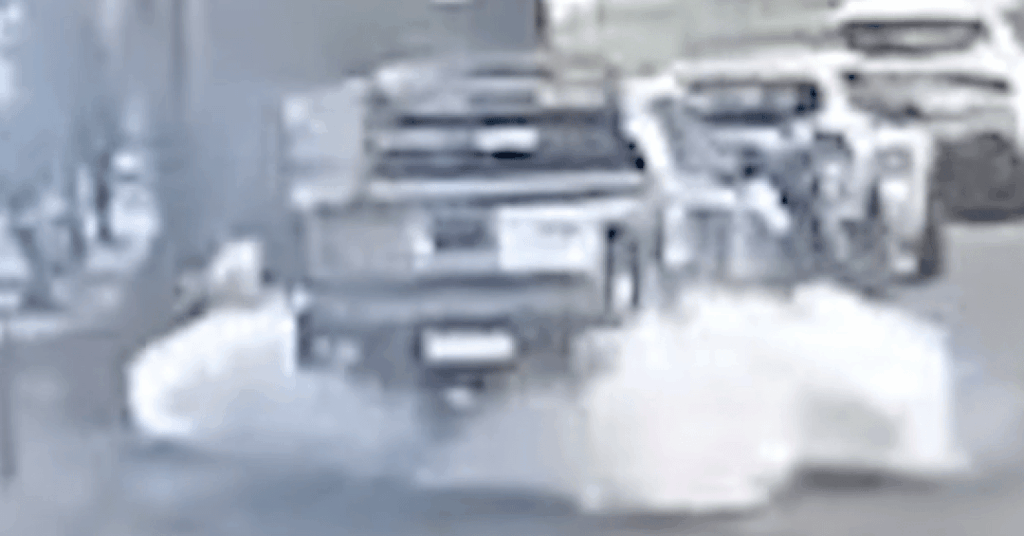 Viatura da prefeitura é atacada com explosivo em Copacabana; veja vídeo