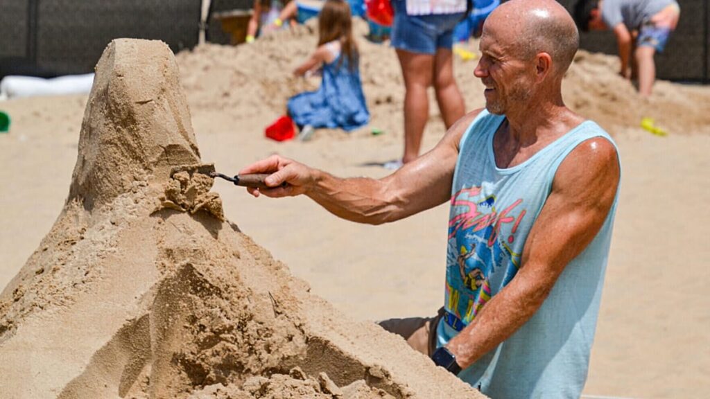 Vídeo. Artistas esculpem gigantes animais marinhos na areia