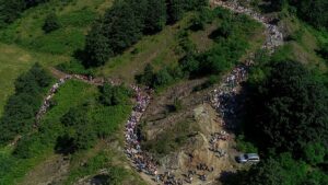 Vídeo. Bósnia: milhares participam em marcha pela paz em memória das vítimas de Srebrenica