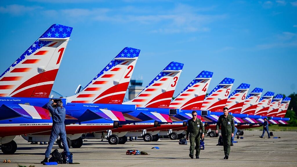 Vídeo. França: equipa de acrobacia aérea sobrevoa Nova Iorque em aniversário dos EUA